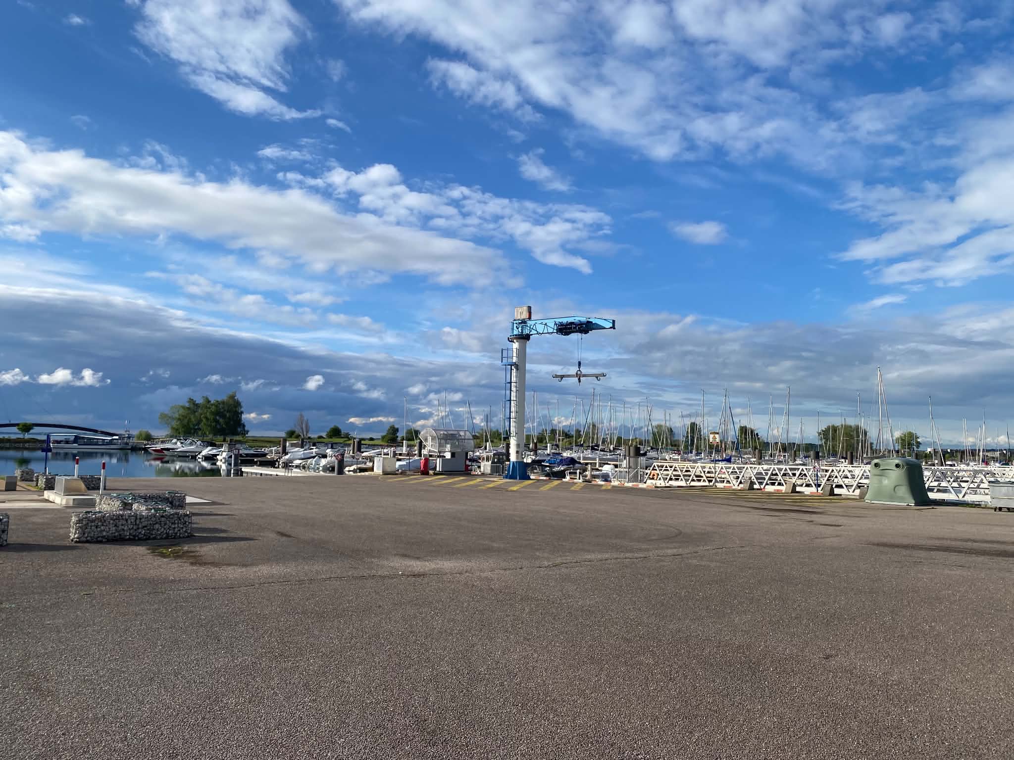 Port de plaisance avec voiliers et ciel bleu