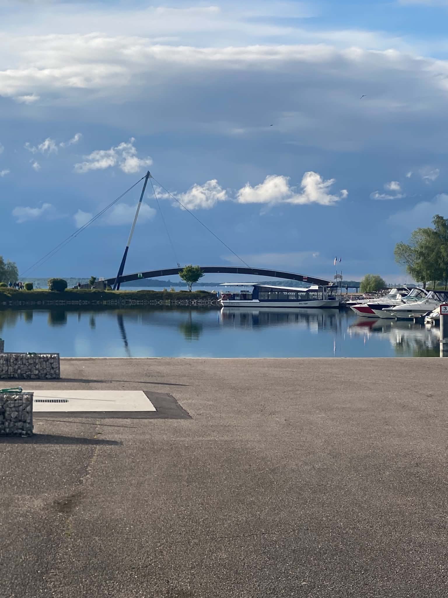 Pont moderne sur le canal du port