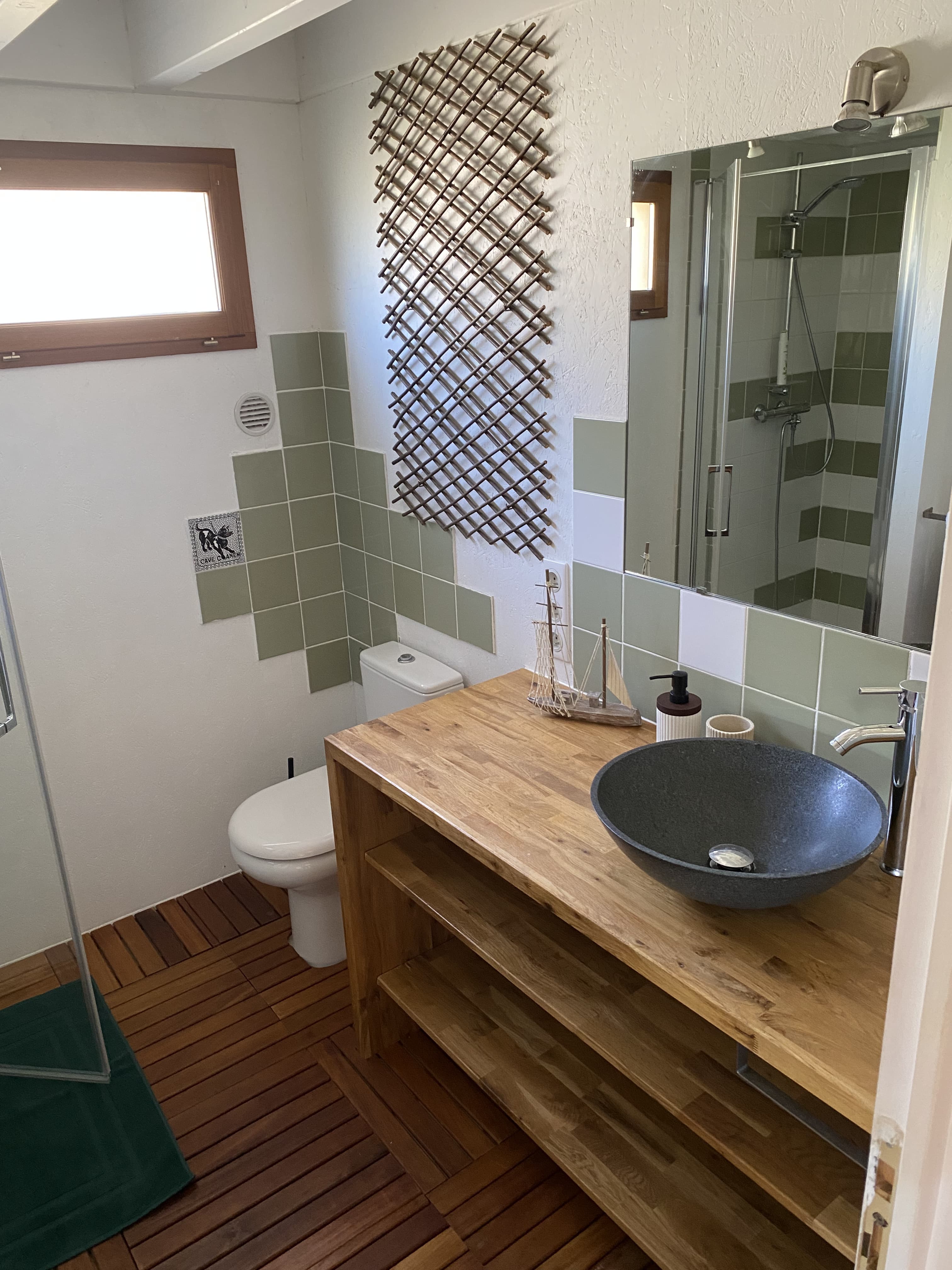 Salle de bain avec vasque en pierre et carrelage vert