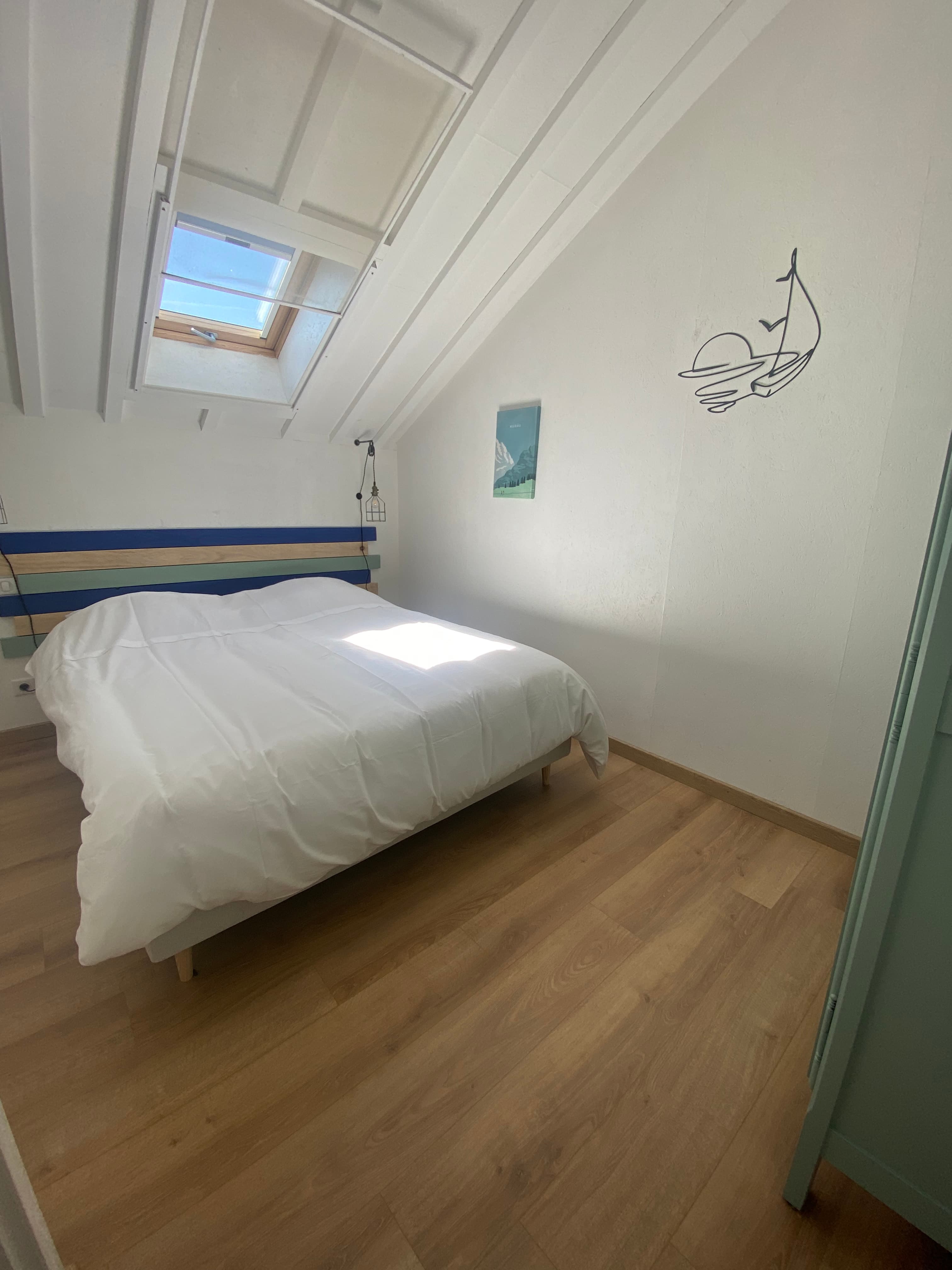 Chambre double avec velux et tête de lit colorée