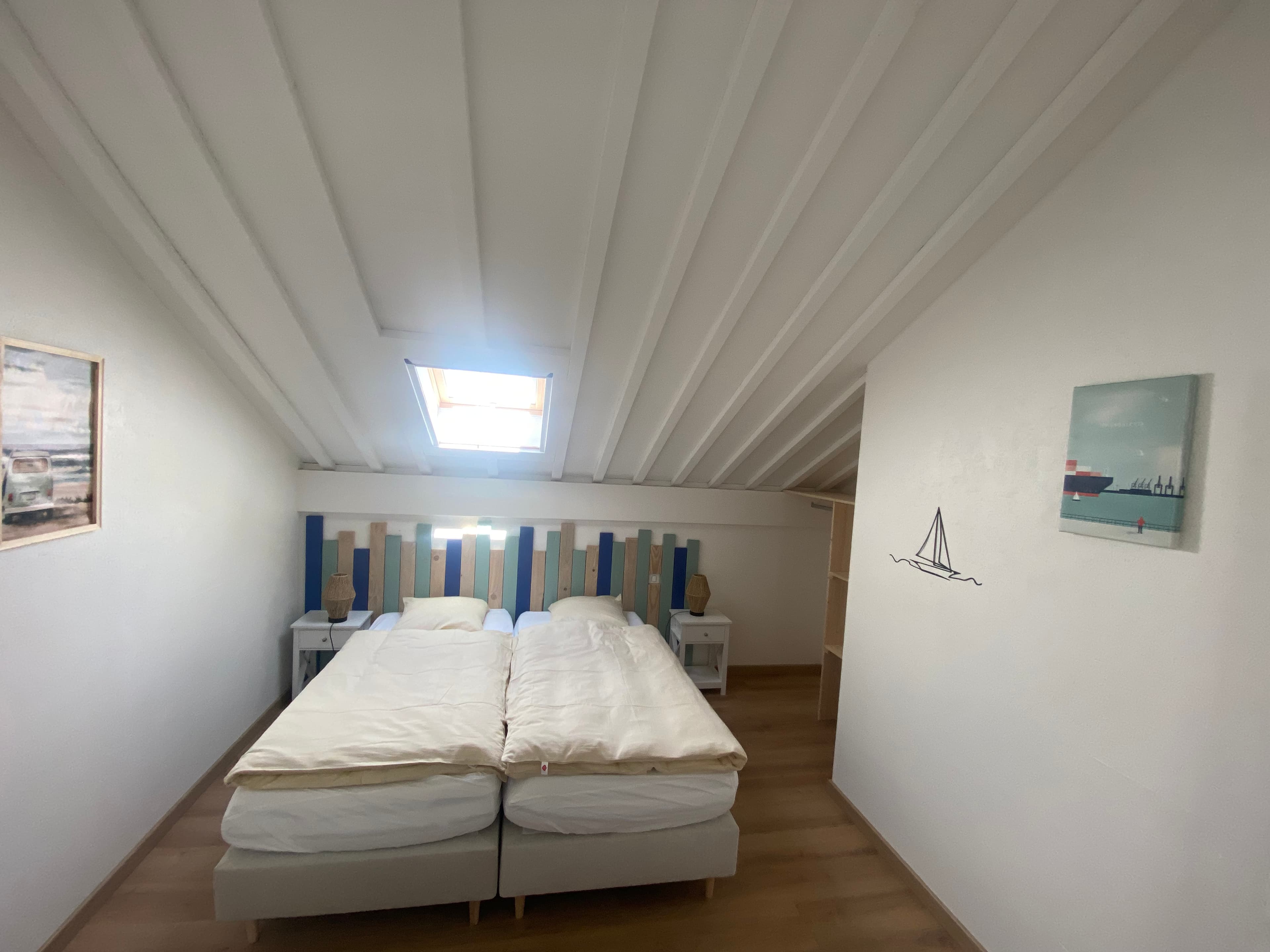 Chambre twin avec velux et décor nautique
