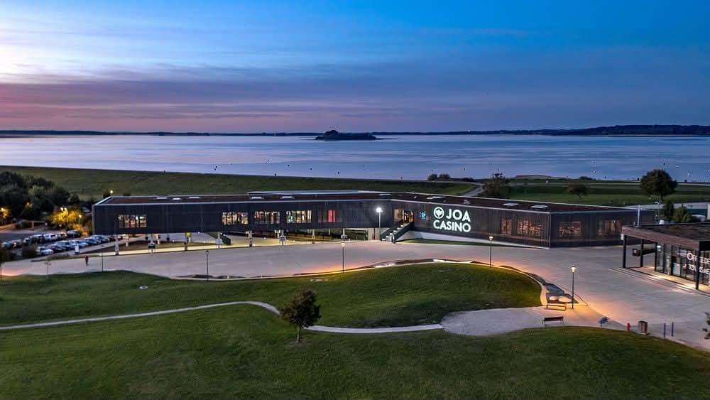 Casino JOA au bord du lac à la tombée de la nuit