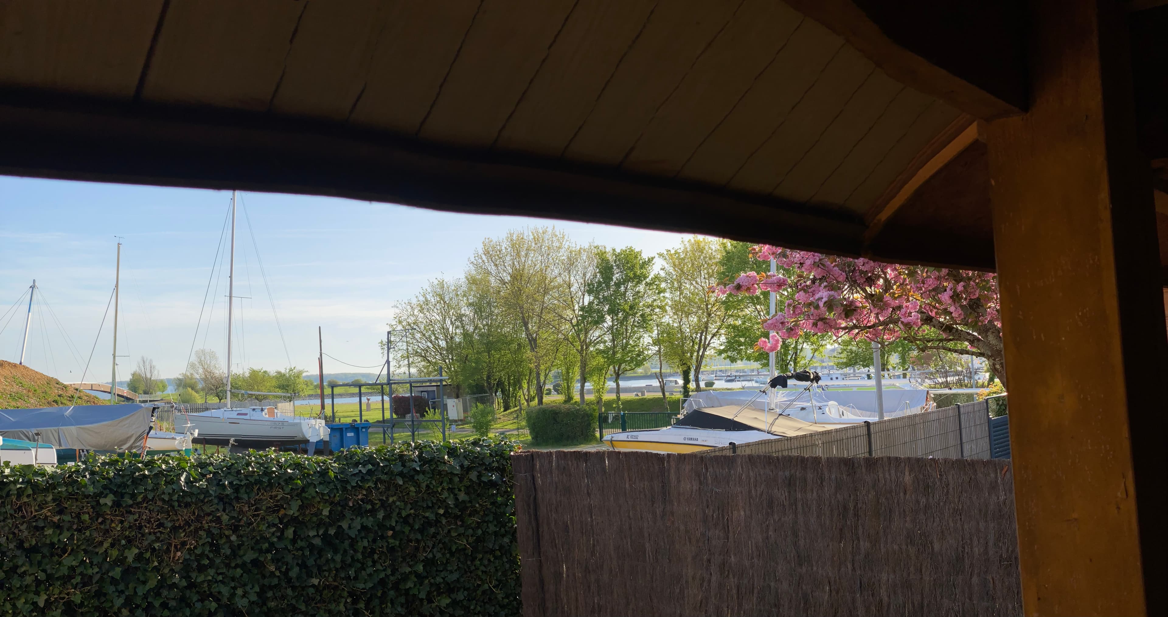 Vue depuis la terrasse du Gîte Trois-mâts sur le port de Giffaumont et le Lac du Der